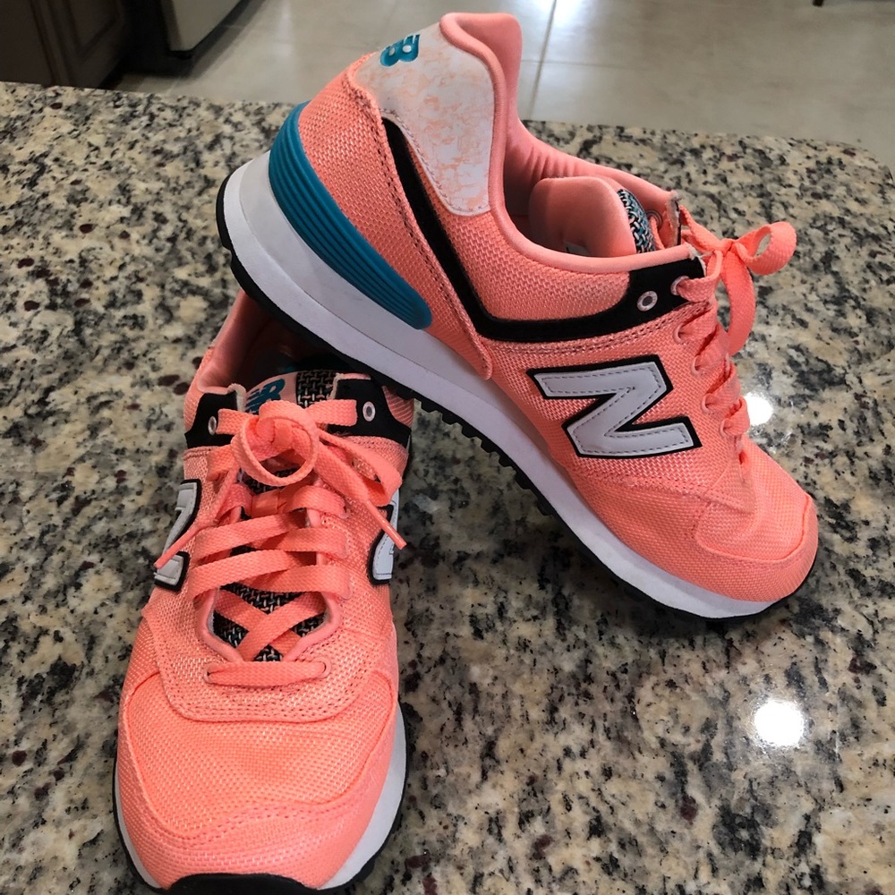 New Balance size 9 - Picture 1 of 2